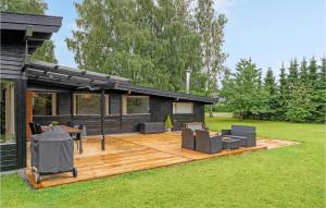 Bøtø ByにあるGorgeous Home In Væggerløse With 4 Bedrooms And Wifiの木製デッキ(椅子付)