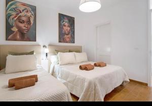 - une chambre avec 2 lits et des serviettes dans l'établissement Casa mia, à Arrecife