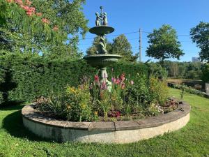 Градина пред Magnifique Villa au cœur de l’Yonne