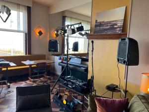 a room with a recording studio with a desk at La Maison Des Galets sur le front de mer in Saint-Valery-en-Caux