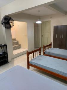 1 dormitorio con 2 camas y escalera en Apartamento itapirubá, en Imbituba