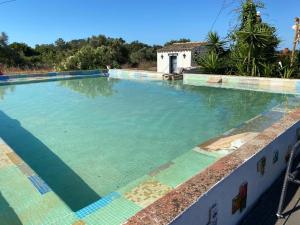 een zwembad met turquoise water bij Quinta de São Pedro - Luz de Tavira in Tavira