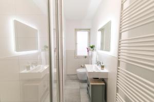 Ванная комната в DWELLSTAY - Wohnung 90qm, 3 Schlafzimmer, Küche, Wohnzimmer, Balkon, Netflix