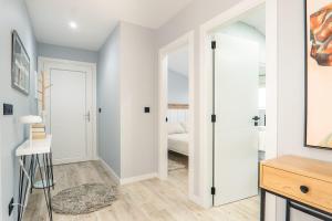 a hallway with a door leading to a bedroom at APARTAMENTO PEDRADOURO in Malpica