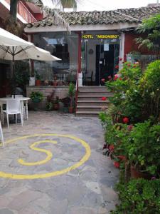 un restaurant avec un cercle jaune au milieu d'un patio dans l'établissement MESONERO, à Ayacucho