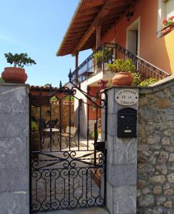 une porte menant à une maison avec un panneau sur celle-ci dans l'établissement LA GRANDA DE LA CONCHA, à Nueva de Llanes