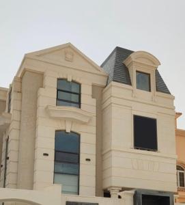 un edificio blanco con techo gris en Modern Appartements With Private Entry, en Riad