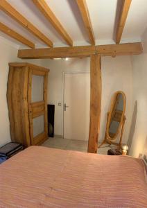 1 dormitorio con cama y espejo en Medieval Avignon, calm, stunning & spacious 60m2 en Aviñón