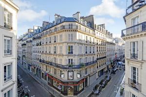 Blick auf eine Stadtstraße mit Gebäuden in der Unterkunft Pick A Flat's Apartments in Opéra - Rue d'Hauteville in Paris