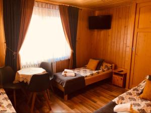 mały pokój z łóżkiem i oknem w obiekcie Dom Wypoczynkowy U Kubusia w mieście Białka Tatrzanska