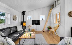 sala de estar con sofá y mesa en Lovely Home In Otterup With Kitchen en Otterup