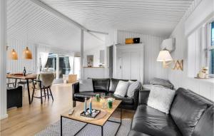 uma sala de estar com um sofá e uma mesa em Lovely Home In Otterup With Kitchen em Otterup