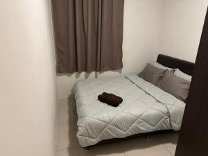 um saco castanho sentado numa cama num quarto em Kinta Riverfront by Mirath WiFi 500Mbps em Ipoh
