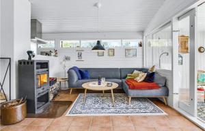 Kuchyň nebo kuchyňský kout v ubytování Awesome Home In Ålbæk With 3 Bedrooms & Wifi