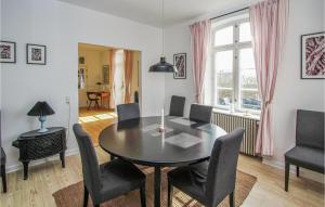 comedor con mesa y sillas en Amazing Apartment In Sams With Wifi, en Kolby Kås