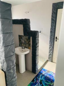 Koupelna v ubytování Bloubrak Gastehuis- Stone Haven 2