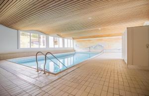 Bazén v ubytování Rehwiesa Studio C04 by Arosa Stay nebo v jeho okolí + 4 fotografie
