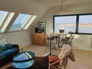 sala de estar con vistas al océano en 180 degrés iodés, en Tréffiagat