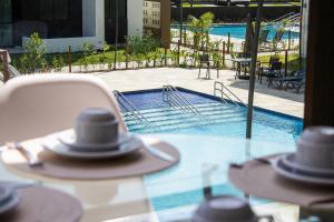 A piscina localizada em Mana Beach #C112 - Para 3 Pessoas por Carpediem ou nos arredores