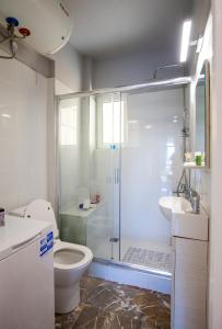 Blue Apartment 2nd floor feel like home properties في Saronida: حمام مع دش ومرحاض ومغسلة