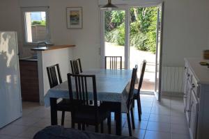 Kuchyňa alebo kuchynka v ubytovaní Maison de vacances à Erquy