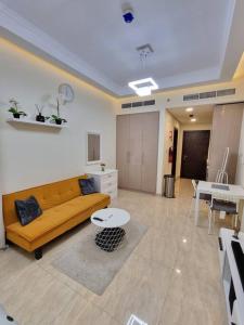 Posezení v ubytování Premium Lovely Studio with Balcony in Dubai