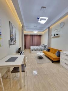 Posezení v ubytování Premium Lovely Studio with Balcony in Dubai