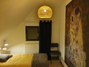 1 dormitorio con cama y cortina negra en 180 degrés iodés, en Tréffiagat