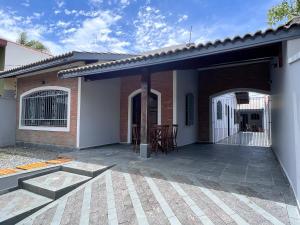 a patio in a house with a brick building at AeK Locações Casa Praia in Peruíbe