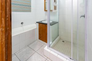 une salle de bain avec douche et lavabo dans l'établissement Boma Lodge, à Durban 32 autres photos