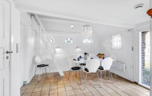 ein weißes Esszimmer mit einem Tisch und Stühlen in der Unterkunft Gorgeous Home In Hjer With Kitchen in Højer