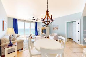 ein Wohnzimmer mit einem Sofa und einem Tisch in der Unterkunft Majestic Sun 1111A Miramar Beach (Condo) in Destin
