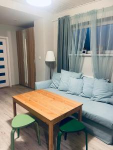 - un salon avec un canapé et une table en bois dans l'établissement Penzion Rima, à Zuberec