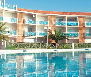 Bazén v ubytovaní Appart Frontignan sur la plage, piscine, wifi, tv, Netflix alebo v jeho blízkosti
