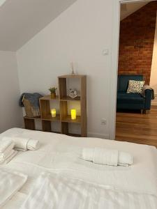 białe łóżko z dwoma poduszkami w obiekcie Apartamenty na Poddaszu- Tatarska 4 w mieście Przemyśl