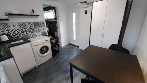 A kitchen or kitchenette at Hi-Bp Garden City Batsanyi Tiny House near the city train with FREE PARKING