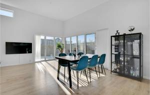 une salle à manger avec une table et des chaises bleues dans l'établissement 2 Bedroom Nice Home In Hvidovre, à Hvidovre