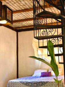 um quarto com uma cama com um candeeiro e uma planta em Gaia Eco Glamping - Instituto Almas Livres em Arraial d'Ajuda