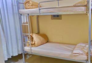 ドバイにあるWelcom Tourist Hostelの二段ベッドの下段に枕が付いています。