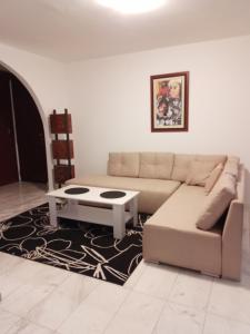uma sala de estar com um sofá e uma mesa de centro em Dominik em Bar