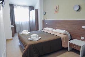- une chambre avec un grand lit et une tête de lit en bois dans l'établissement Chalet Madonna di Viggiano, à Viggiano