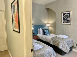 una habitación de hotel con 2 camas en una habitación en Stay In No 4York centre, en York