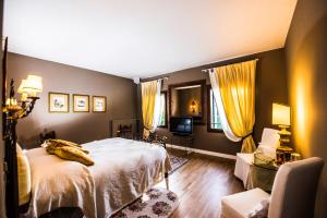 um quarto com uma cama com bananas em Villa Domenica Relais em Lancenigo