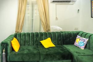 Ruang duduk di Live By The Water 2-Bed-Apt With FAST Wi-Fi And Secured