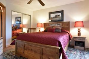 Seven Springs 3 Bedrooms Premium Condo, Ski In Ski Out condo في Champion: غرفة نوم بسرير ومرآة كبيرة