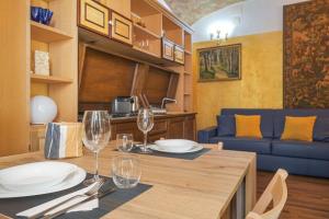 uma sala de estar com uma mesa com copos de vinho em Luxury apartment Magda em Roma