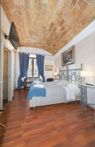 um quarto com uma cama e um tecto de pedra em Luxury apartment Magda em Roma
