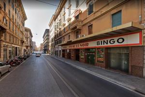 uma rua da cidade vazia com um sinal para uma loja de bing co em Luxury apartment Magda em Roma