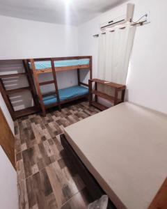 Ein Etagenbett oder Etagenbetten in einem Zimmer der Unterkunft Pousada Cidreira Beach