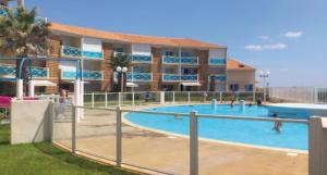 Bazén v ubytovaní Appart Frontignan sur la plage, piscine, wifi, tv, Netflix alebo v jeho blízkosti